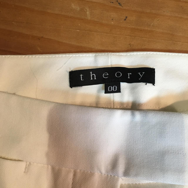 theory(セオリー)の値下げしました！セオリー 白 ショートパンツ  レディースのパンツ(ショートパンツ)の商品写真