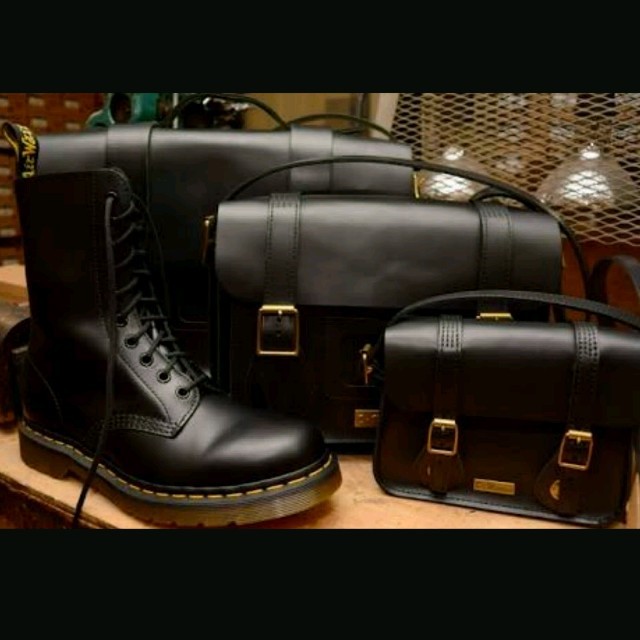 Dr.Martens(ドクターマーチン)の（新品）ドクターマーチン　サッチェルバック　11インチ　ブラック レディースのバッグ(ショルダーバッグ)の商品写真