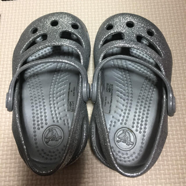 crocs(クロックス)のクロックス ラメサンダル キッズ/ベビー/マタニティのベビー靴/シューズ(~14cm)(サンダル)の商品写真