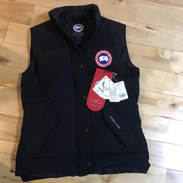 CANADA GOOSE(カナダグース)のNNN様専用❣️カナダグースダウンベスト新品✨ レディースのジャケット/アウター(ダウンベスト)の商品写真