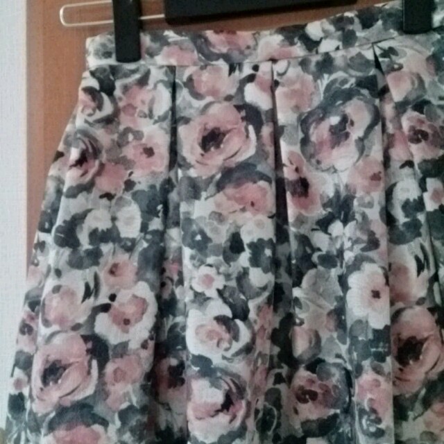 YLANG YLANG(イランイラン)の新品 イランイラン☆水彩 フラワー スカート レディースのスカート(ひざ丈スカート)の商品写真