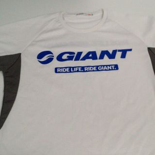 ユニクロ(UNIQLO)のユニクロ×GIANTのコラボレーション半袖Tシャツ 白（ロゴ青）Mサイズ   (Tシャツ/カットソー(半袖/袖なし))