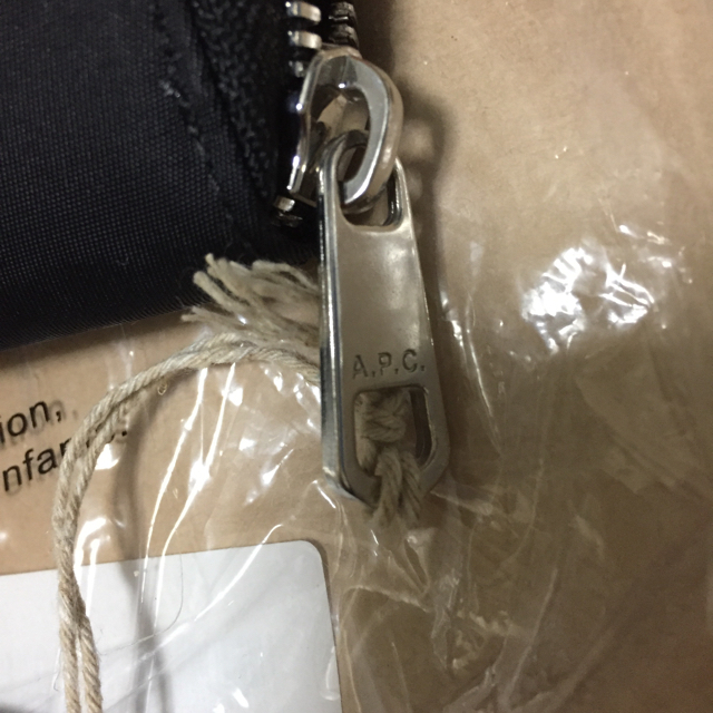 A.P.C(アーペーセー)の《お取り置き中》a.p.c コンパクト財布 レディースのファッション小物(財布)の商品写真