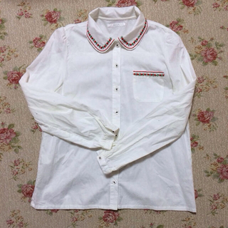 レトロガール(RETRO GIRL)の花柄刺繍入りシャツ(シャツ/ブラウス(長袖/七分))