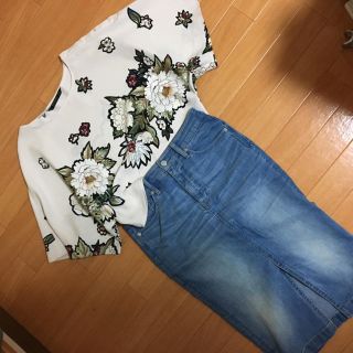 ザラ(ZARA)の花柄カットソー(カットソー(半袖/袖なし))