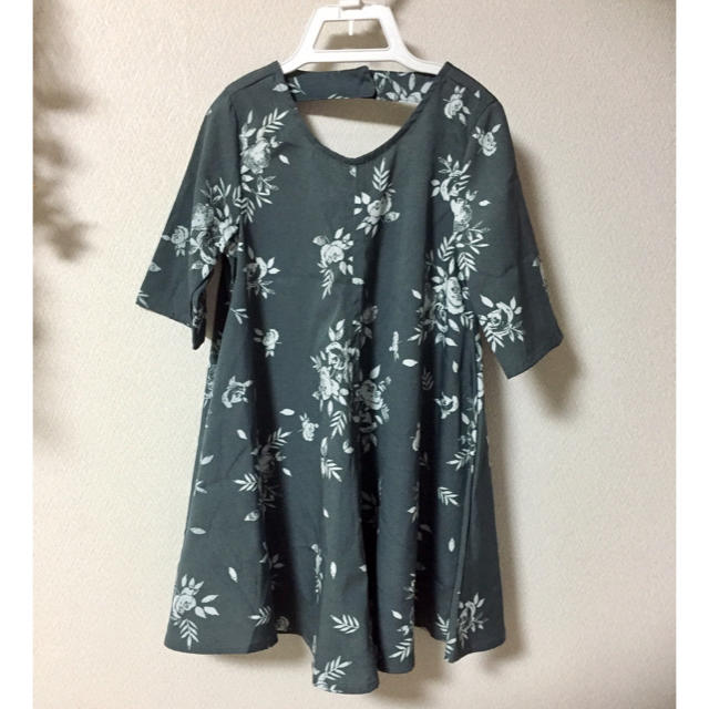 Old Navy(オールドネイビー)の美品 グレー花 ワンピース 5T キッズ/ベビー/マタニティのキッズ服女の子用(90cm~)(ワンピース)の商品写真