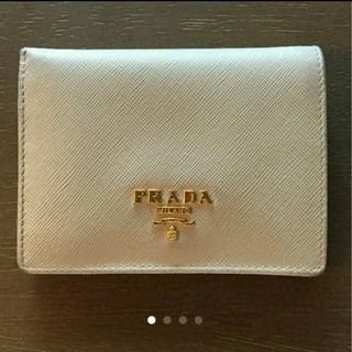 プラダ(PRADA)のプラダ サフィアーノ 二つ折り 財布 白 ベージュ オフホワイト PRADA(折り財布)