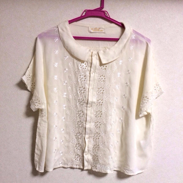 w closet(ダブルクローゼット)のw closet刺繍ブラウス レディースのトップス(シャツ/ブラウス(半袖/袖なし))の商品写真