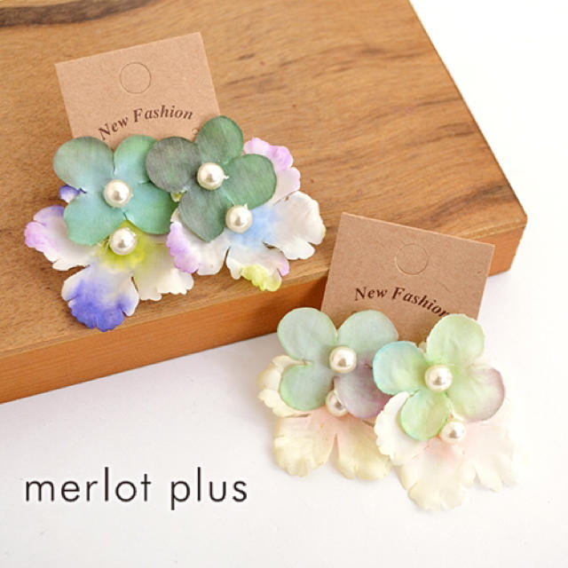 merlot(メルロー)のメルロープリュス お花パールピアス パープル レディースのアクセサリー(ピアス)の商品写真