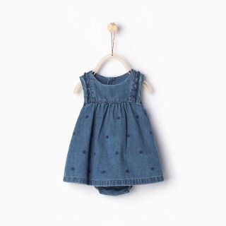 ザラキッズ(ZARA KIDS)の【送料込】zara mini 刺繍入りデニムワンピース 62cm(ワンピース)