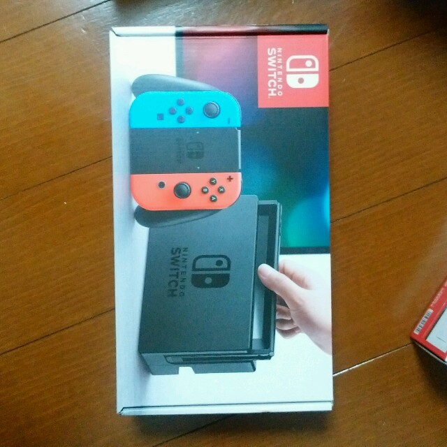 ニンテンドースイッチ　ネオンブルー　ネオンレッド エンタメ/ホビーのゲームソフト/ゲーム機本体(家庭用ゲーム機本体)の商品写真