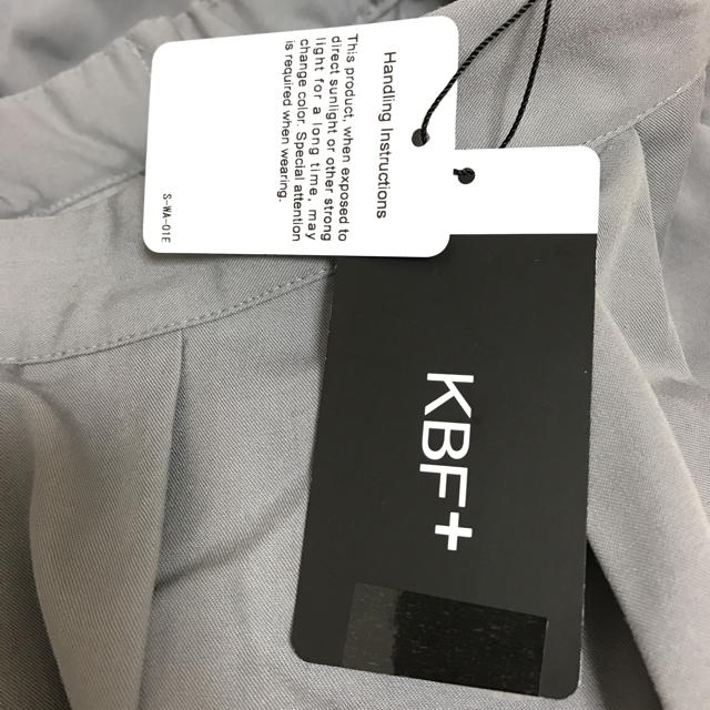 KBF+(ケービーエフプラス)のKBF＋ ランダムタックSK レディースのスカート(ひざ丈スカート)の商品写真