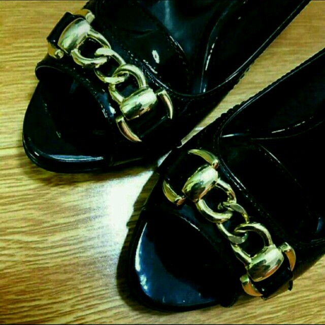 DIANA(ダイアナ)の美品❤ダイアナ❤エナメルオープントゥパンプス❤黒21.5 レディースの靴/シューズ(ハイヒール/パンプス)の商品写真