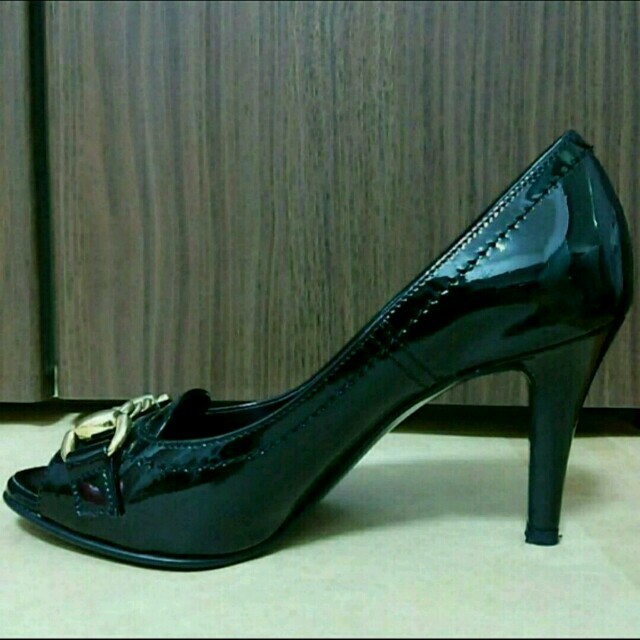 DIANA(ダイアナ)の美品❤ダイアナ❤エナメルオープントゥパンプス❤黒21.5 レディースの靴/シューズ(ハイヒール/パンプス)の商品写真
