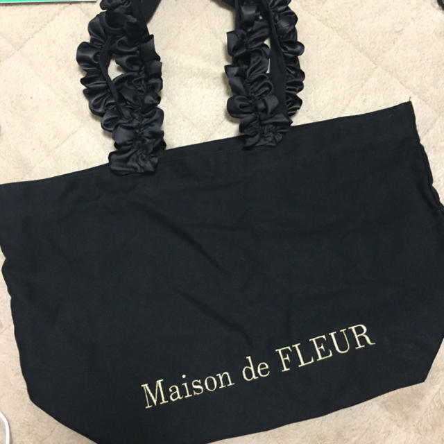 Maison de FLEUR(メゾンドフルール)のメゾンドフルール フリルハンドトート レディースのバッグ(トートバッグ)の商品写真