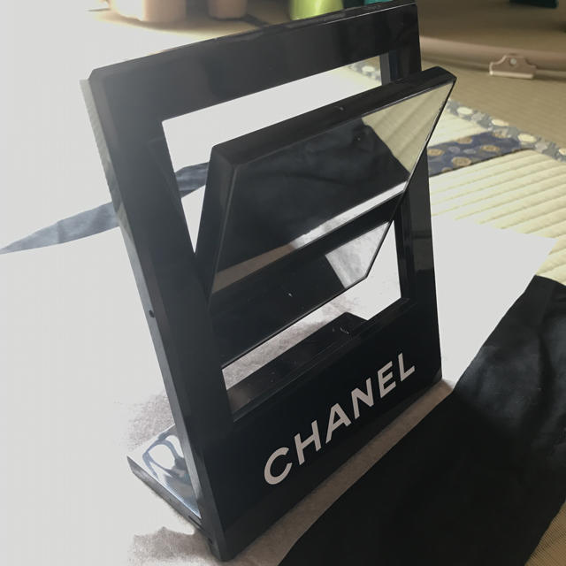 CHANEL(シャネル)の【新品・未使用】CHANEL 限定 スタンドミラー インテリア/住まい/日用品のインテリア小物(スタンドミラー)の商品写真