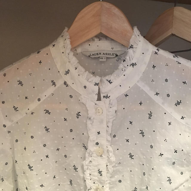 LAURA ASHLEY(ローラアシュレイ)のlauraashley shirt レディースのトップス(シャツ/ブラウス(半袖/袖なし))の商品写真