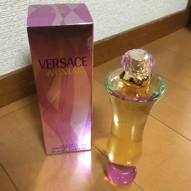 VERSACE - 新品50ml☆ヴェルサーチ ウーマン 香水の通販 by yuyupi's ...