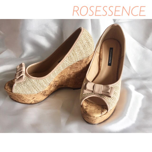 R&E(アールアンドイー)の◆美品♪◆ROSESSENCE◆エナメルリボン♡ウェッジソールサンダル◆24.5 レディースの靴/シューズ(サンダル)の商品写真