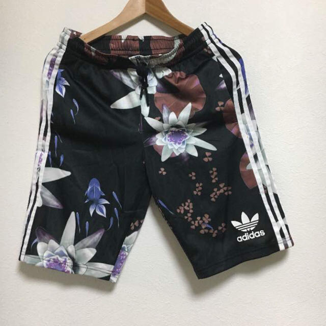 adidas(アディダス)の週末SALE レアadidas LOTUS SHORTS ハーフパンツ レディースのパンツ(ハーフパンツ)の商品写真