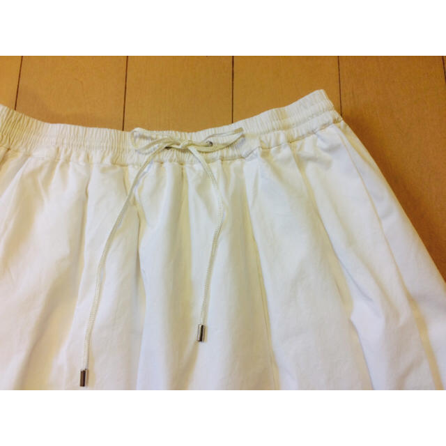 Adam et Rope'(アダムエロぺ)のアダムエロペ ホワイトフレアスカート レディースのスカート(ひざ丈スカート)の商品写真