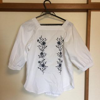 アースミュージックアンドエコロジー(earth music & ecology)の【美品】earth 今期 刺繍 ブラウス ホワイト(シャツ/ブラウス(長袖/七分))