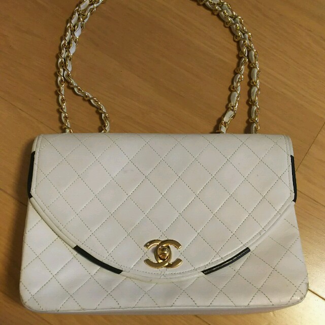 CHANEL(シャネル)のシャネルチェーンショルダー白 レディースのバッグ(ショルダーバッグ)の商品写真