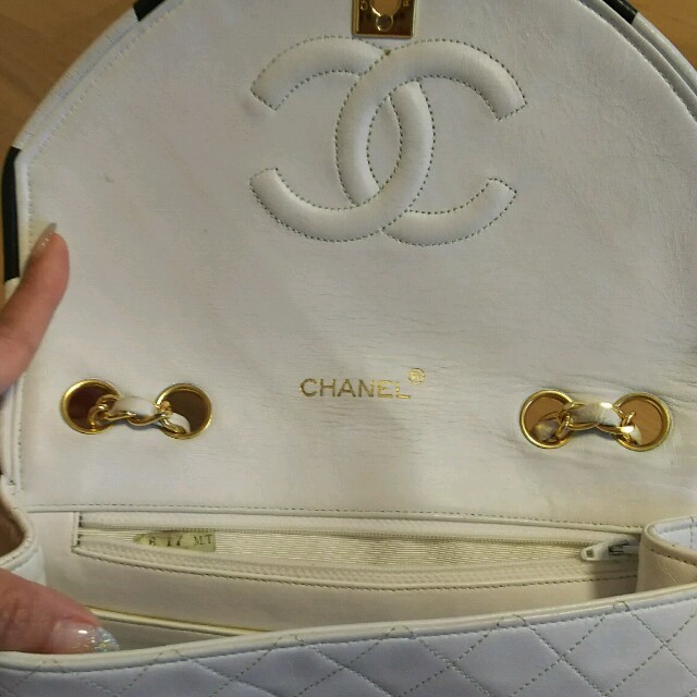 CHANEL(シャネル)のシャネルチェーンショルダー白 レディースのバッグ(ショルダーバッグ)の商品写真