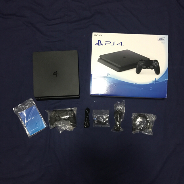 SONY(ソニー)の美品✨PS4 CHU-2000A 本体500GB ジェットブラック エンタメ/ホビーのゲームソフト/ゲーム機本体(家庭用ゲーム機本体)の商品写真