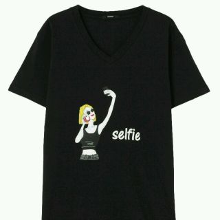 エモダ(EMODA)のvネックのブラックTシャツ(Tシャツ(半袖/袖なし))