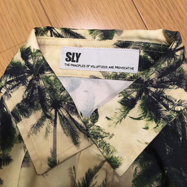 SLY(スライ)のSLY パームツリー柄 ノースリーブ シャツ レディースのトップス(シャツ/ブラウス(半袖/袖なし))の商品写真