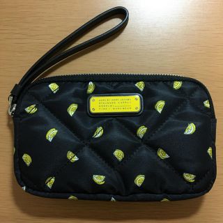 マークバイマークジェイコブス(MARC BY MARC JACOBS)の未使用 MARC BY MARC JACOBS レモン柄 ポーチ キルトナイロン(ポーチ)