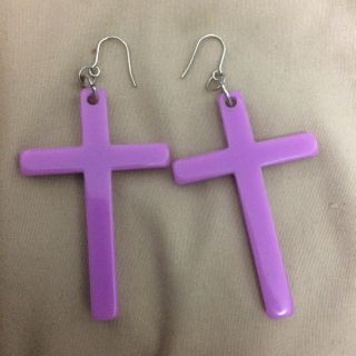 クレアーズ(claire's)の紫クロスのピアス(ピアス)