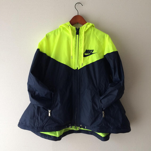 sacai(サカイ)の希少レア☆新品 sacai×NIKEウィンドランナーフレアパーカージャケットXS レディースのジャケット/アウター(ナイロンジャケット)の商品写真