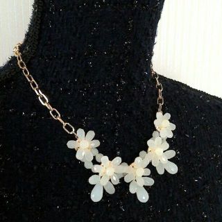 ブリスポイント(BLISS POINT)のBLISS POINT★新品♪未使用アクリル素材のお花のネックレス(ネックレス)