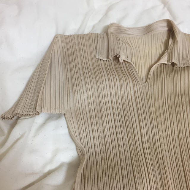 ISSEY MIYAKE(イッセイミヤケ)のissei miyake pleats please ivory レディースのトップス(Tシャツ(半袖/袖なし))の商品写真