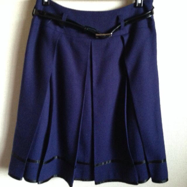 エナメル細ベルト付き膝丈スカート レディースのスカート(ひざ丈スカート)の商品写真