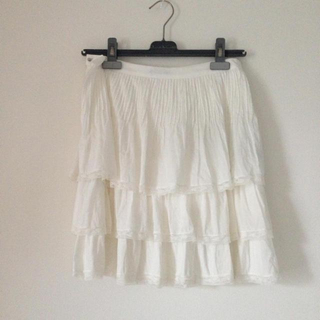 ドゥーズィエムクラス(DEUXIEME CLASSE)の白ティアードスカート(ひざ丈スカート)