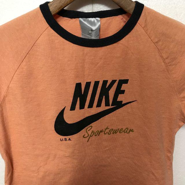 NIKE(ナイキ)の「NIKE」スウォッシュ+ロゴプリントTシャツ レディースのトップス(Tシャツ(半袖/袖なし))の商品写真