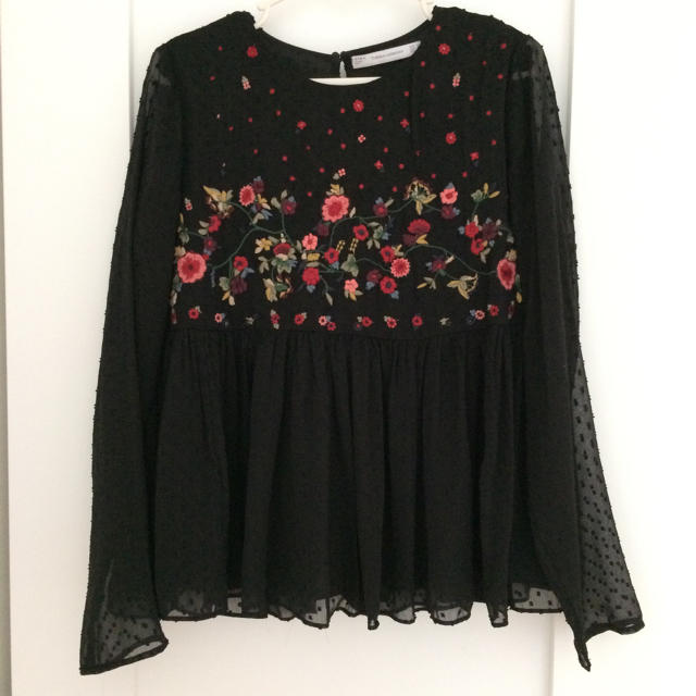 ZARA(ザラ)のZARA 刺繍ブラウス レディースのトップス(シャツ/ブラウス(長袖/七分))の商品写真