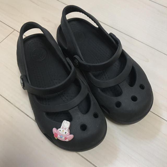 crocs(クロックス)の最終値下げ。クロックス 17.0-17.5  女の子サンダル シャイナ 黒 キッズ/ベビー/マタニティのキッズ靴/シューズ(15cm~)(サンダル)の商品写真