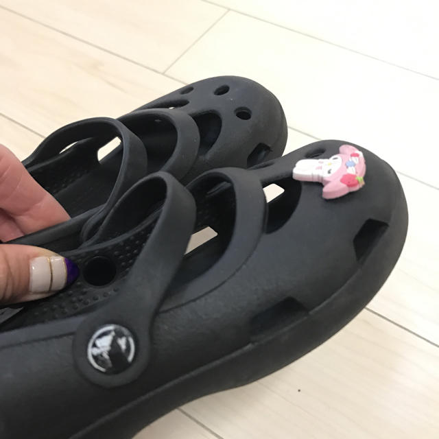 crocs(クロックス)の最終値下げ。クロックス 17.0-17.5  女の子サンダル シャイナ 黒 キッズ/ベビー/マタニティのキッズ靴/シューズ(15cm~)(サンダル)の商品写真