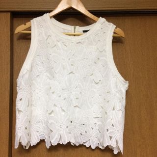 フォーエバートゥエンティーワン(FOREVER 21)のforever21 花柄刺繍tops (カットソー(半袖/袖なし))