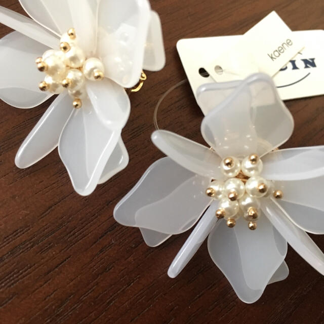 IENA(イエナ)のkaene 定価¥4320 フラワー イヤリング 花 パール 結婚式 パーティ  レディースのアクセサリー(イヤリング)の商品写真