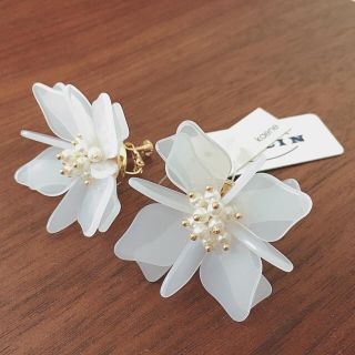 イエナ(IENA)のkaene 定価¥4320 フラワー イヤリング 花 パール 結婚式 パーティ (イヤリング)