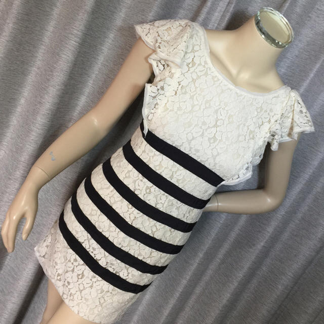 BCBGMAXAZRIA - 新品未使用◇BCBG総レースボーダーワンピースS BCBGMAXAZRIA - 新品未使用◇BCBG総レースボーダーワンピースS
