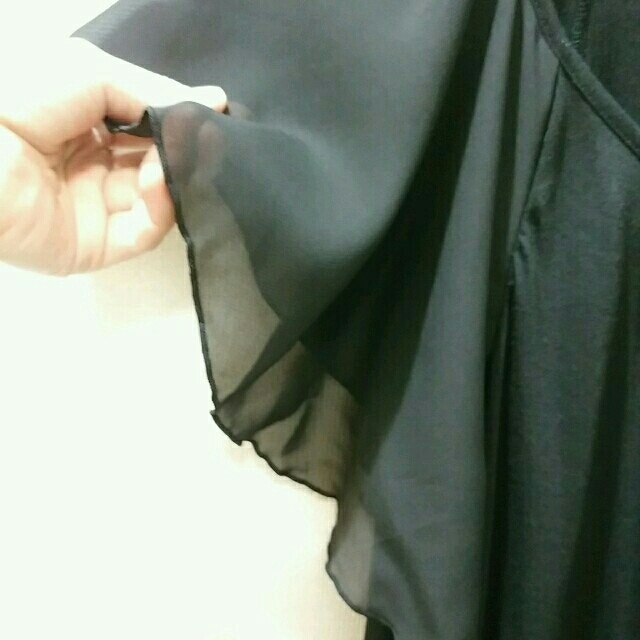 armoire caprice(アーモワールカプリス)の黒　トップス　袖フリル　カットソー レディースのトップス(カットソー(半袖/袖なし))の商品写真