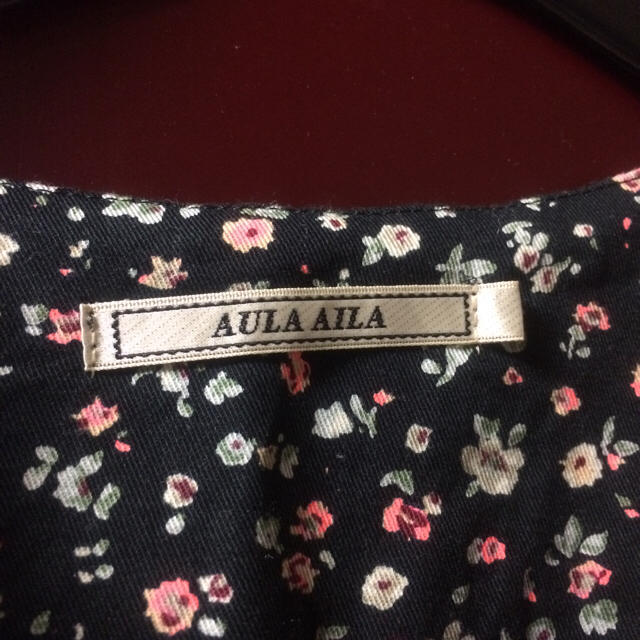 AULA AILA(アウラアイラ)のAULA AILA 小花柄ノースリーブ レディースのトップス(シャツ/ブラウス(半袖/袖なし))の商品写真