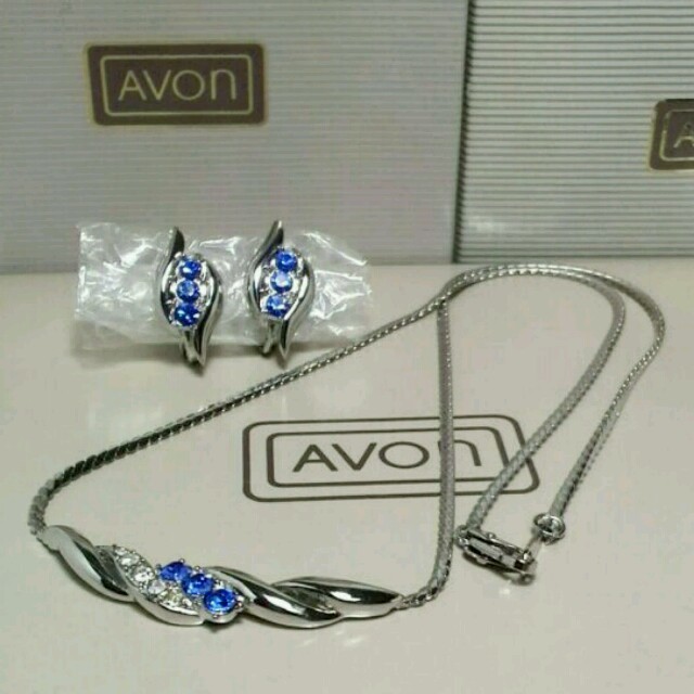 AVON(エイボン)の602.AVON イヤリング&ネックレスセット新品同様 レディースのアクセサリー(ネックレス)の商品写真