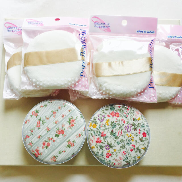 新品♪小花柄ミラー付きお粉ケースとふわふわパフ♡ コスメ/美容のベースメイク/化粧品(その他)の商品写真